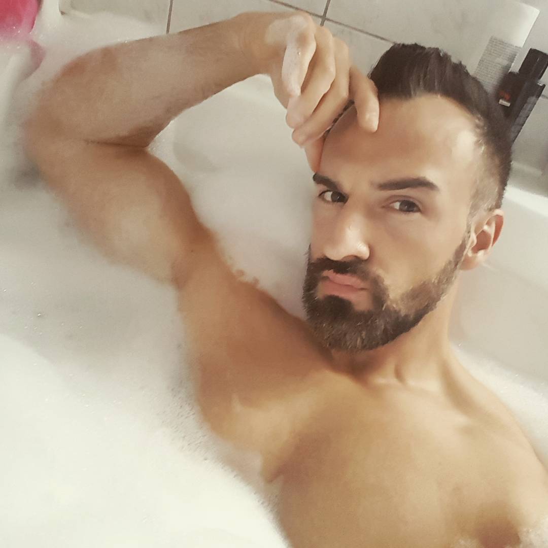 Immunsystem wie Godzilla… aber heute nicht ganz fit. Wer kommt vorbei zum Blasen…und Nieren äh ich meine Erkältungstee kochen?  #krank #erkältung #nackt #badewanne #mcfit #fälltaus #rambomachturlaub #me #selfie #fitness #wieeinrentner #powerbosscockfunktioniertnochyeah #morgenwiederfitsonstamok