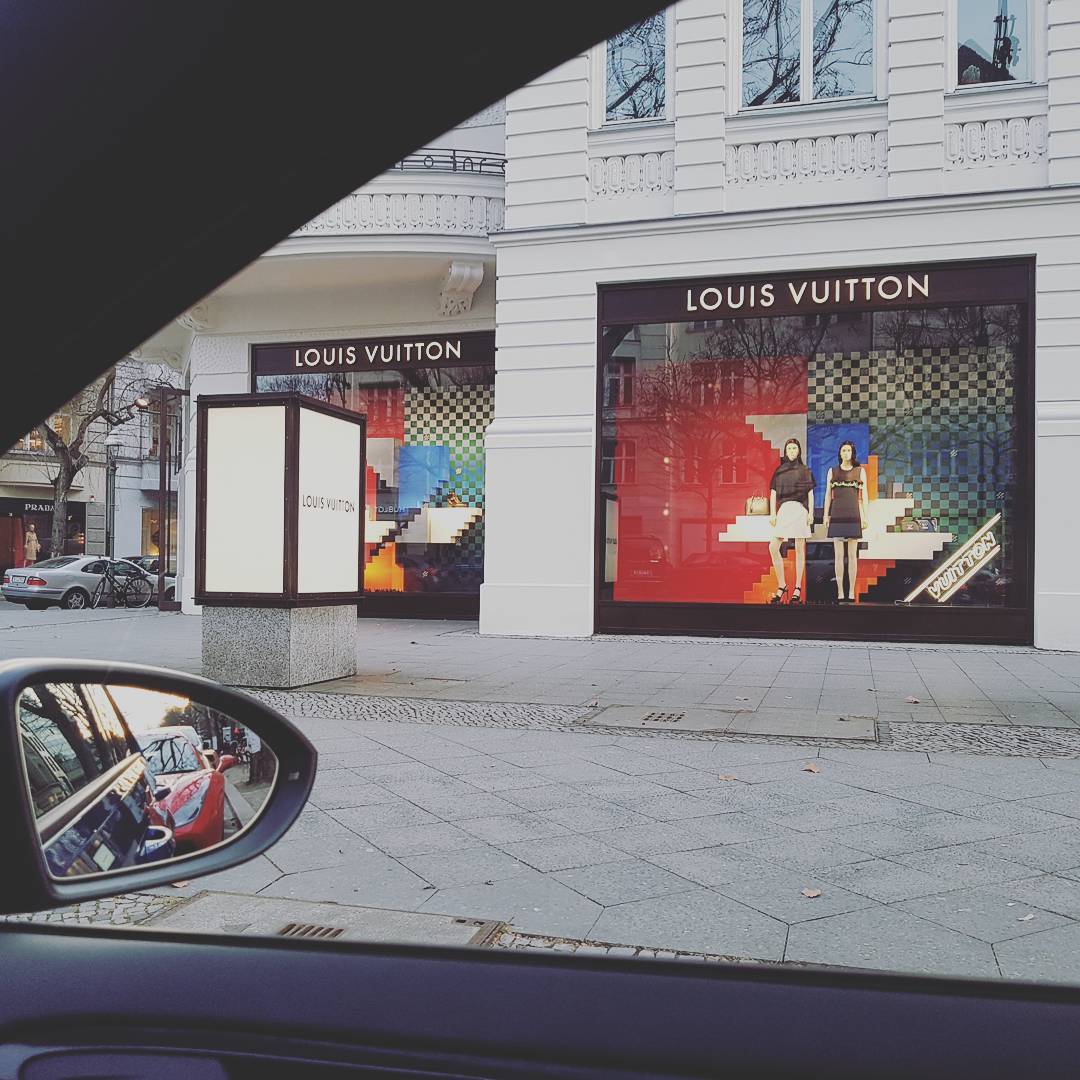 Noch schnell das Nötigste fürs Wochenende einkaufen… #louisvuittion #lv #berlin #rich #lifestyle #shopping