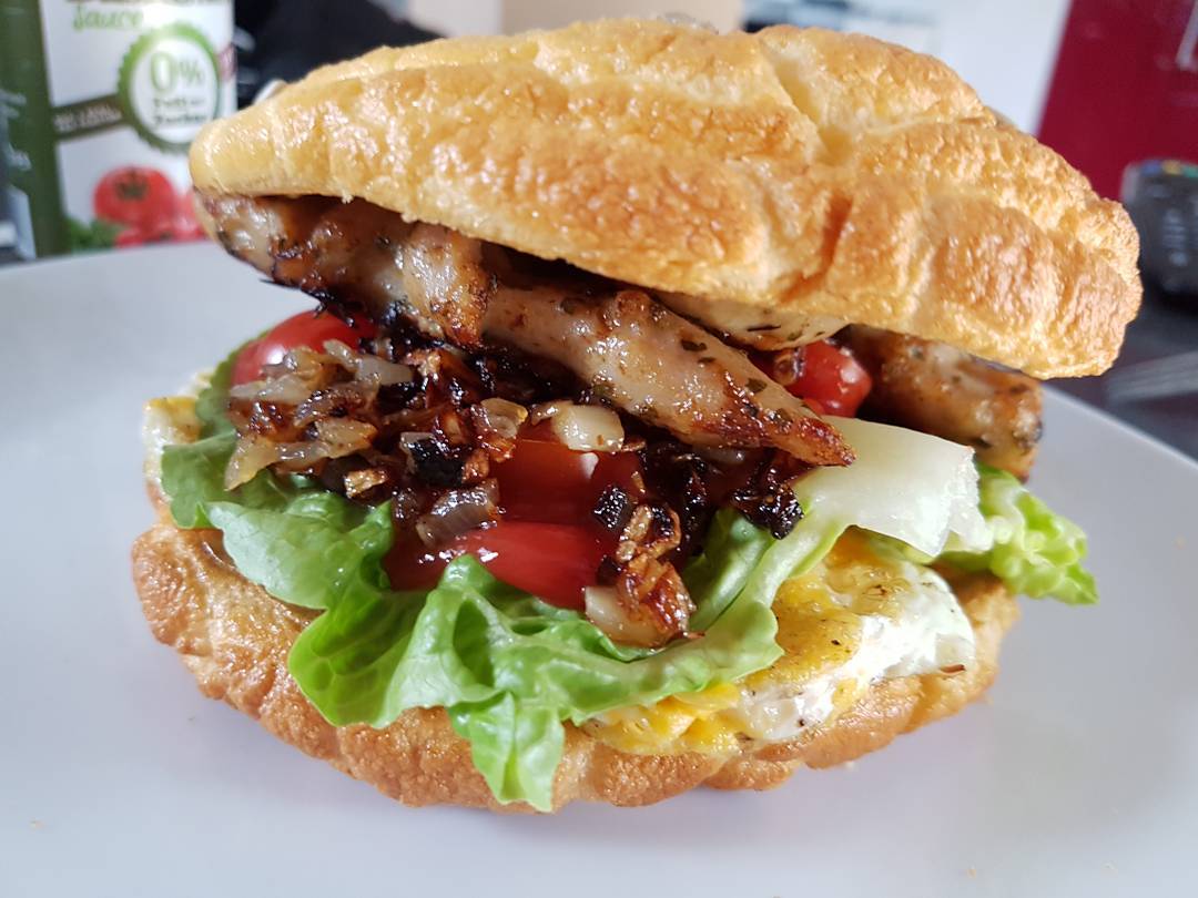 Unfassbar krasser Burger ohne Brot! Besteht nur aus Ei, Hähnchen und Gemüse. 
#essen #meal #burger #lecker #yummy #foodporn #protein #ei #fitness #diät #diet #chicken #nocarb #lowcarb