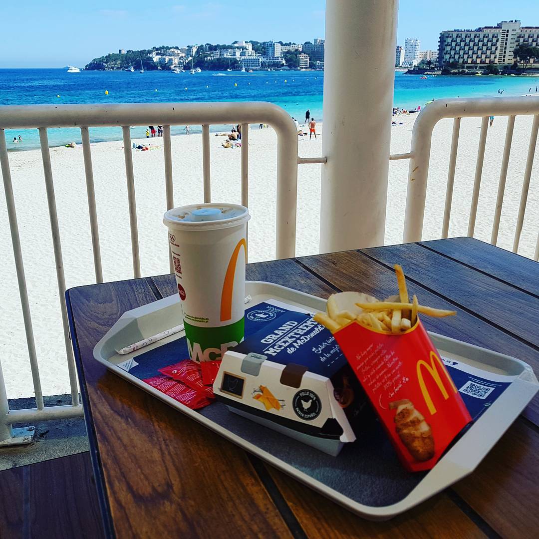 So macht ungesund essen wenigstens Spaß… #mcdonalds #burger #mallorca #beach #strand #relax #sunny #sunshine