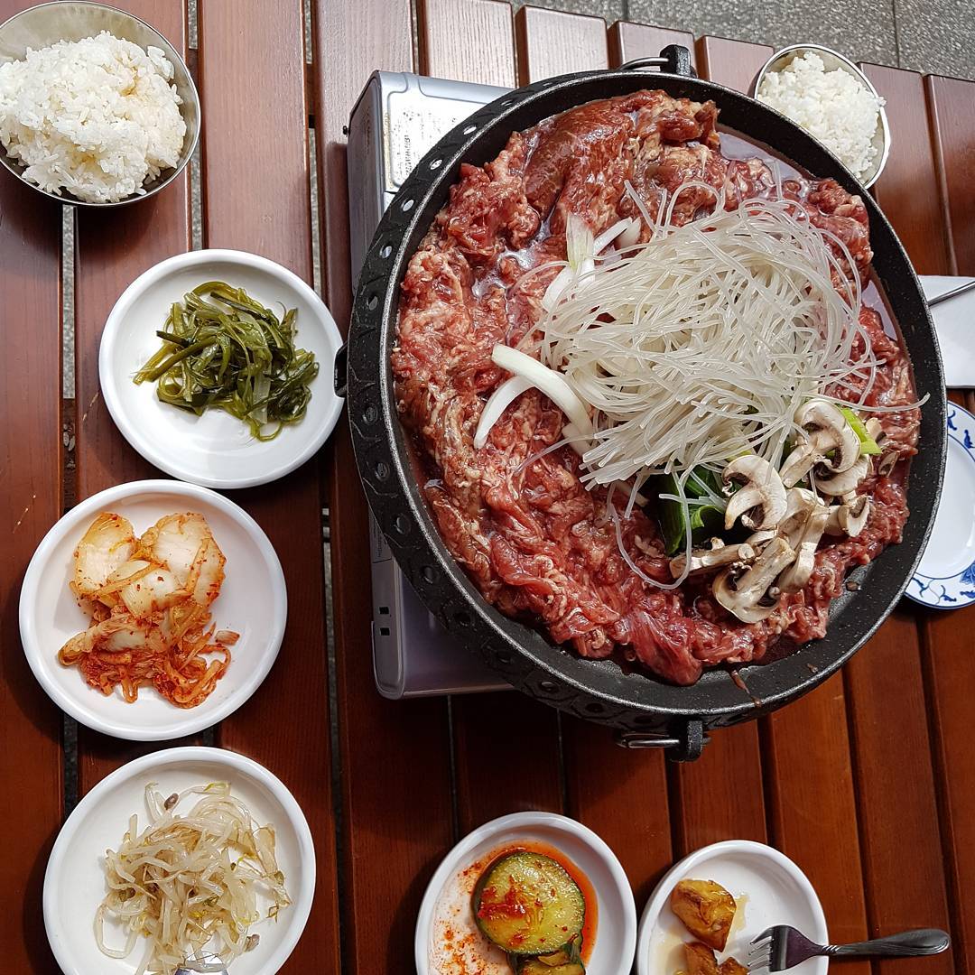 Heute mal wieder schön koreanisch gegessen und selbst am Tisch gekocht.
#essen #mittag #mittagessen #fleisch #rindfleisch #korea #lecker #yummy #healthy #fitness #asia #food #protein #gemüse #asiatisch