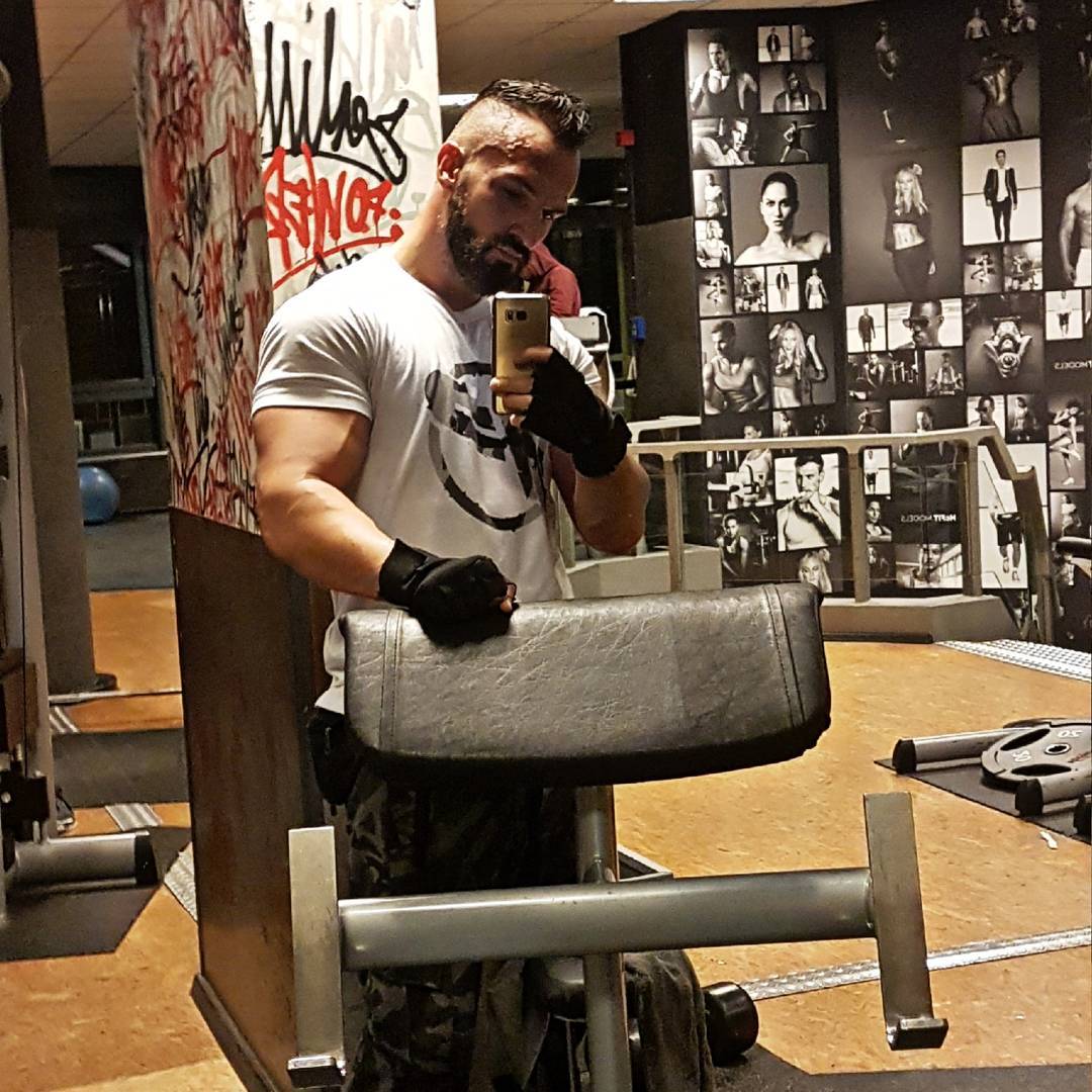 Heute richtig schön bosshaft mit harten Gewichten trainiert. Noch etwas mehr Pump und die Massivgoldkette an meinem rechten Handgelenk wird bald gesprengt von meinen anschwellenden Adern… 💪🏻💪🏻💪🏻😠
.
#mcfit #wilmersdorf #mcfitberlin #kettensprengmodus #pump #pumped #muskeln #muscles #bizeps #biceps #gym #motivation #pusher #german #berliner #berlin #nopainnogain #beastmode #arms #gymmotivation #training #hardcore #bossmodus #instalike #instafit #fitfam