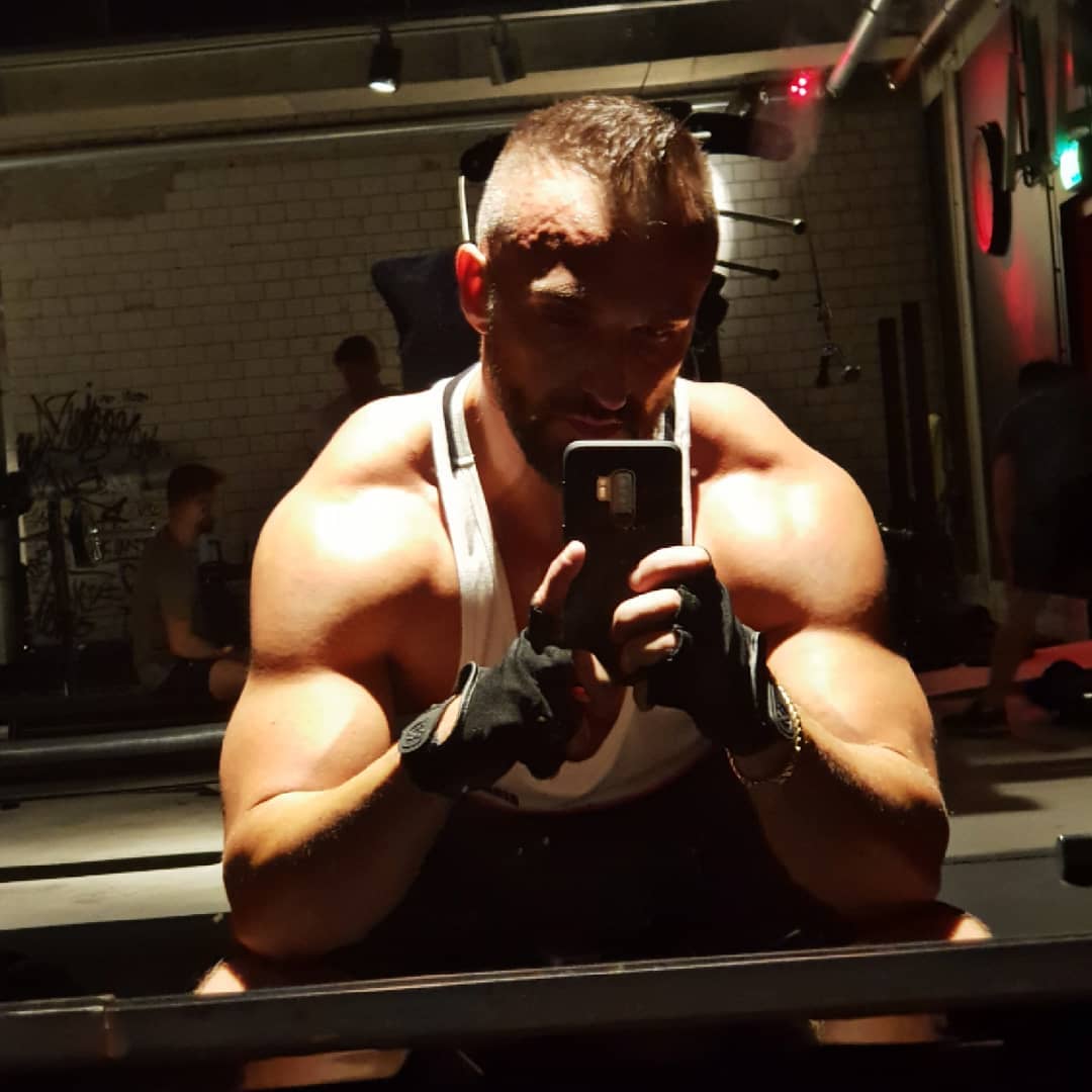 1 Jahr älter, paar Kilos leichter… aber immer noch breiter als der Türsteher💪🏻✌🏻😎
.
#johnreed #johnreedberlin #wedding #berlin #mcfit #mcfitberlin #training #bodybuilding #gym #gymtime #fitness #fitnessmotivation #training #muscles #pumped #selfie #me #instafit #instalike #instagood #berliner #bangboss