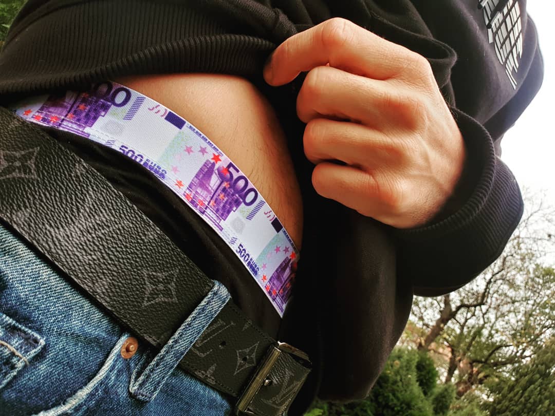 Der Weihnachtsmann hat mir neue Unterhosen geschenkt 😍😁✌🏻
.
#merrychristmas #weihnachten #christmas #xmas #present #500 #euro #money #louisvuitton #instachristmas #instagood #followme #bangboss